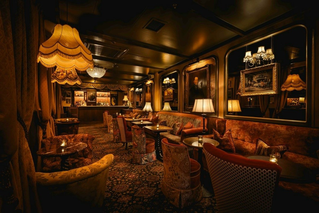 Eleganckie wnętrze restauracji oraz strefy lounge